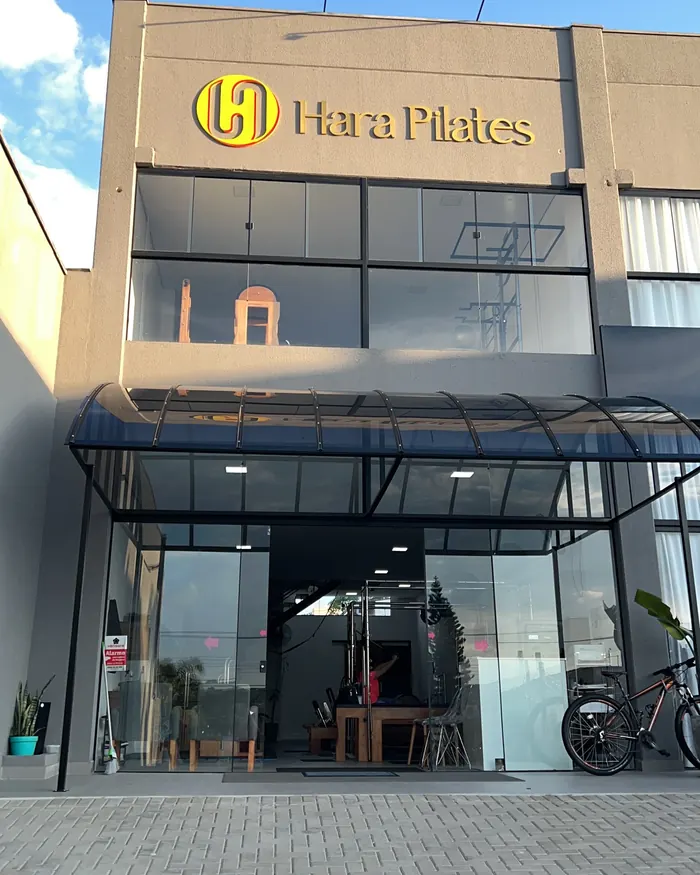 Fachada do estúdio na Rua Antônio Escorsin, com letreiro dourado e porta de vidro